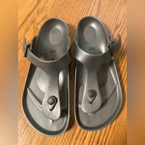 New never worn Birkenstock Gizeh sandals